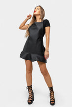 Prijuostė su banguotu sijonėliu apačioje