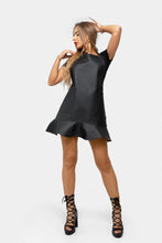 Prijuostė su banguotu sijonėliu apačioje