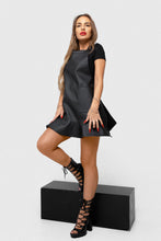 Prijuostė su banguotu sijonėliu apačioje