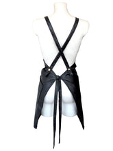 Dirbtinės odos prijuostė su skeltuku ir sagutėmis