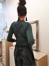 Dirbtinės odos prijuostė su skeltuku ir sagutėmis