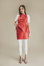 Raudona odinė prijuostė "Grožio meistrė"