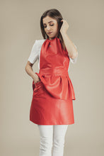 Raudona odinė prijuostė "Grožio meistrė"