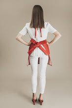 Raudona odinė prijuostė "Grožio meistrė"