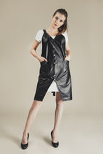 Dirbtinės odos prijuostė su skeltuku ir sagutėmis