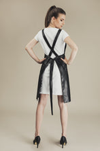 Dirbtinės odos prijuostė su skeltuku ir sagutėmis