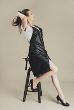 Dirbtinės odos prijuostė su skeltuku ir sagutėmis